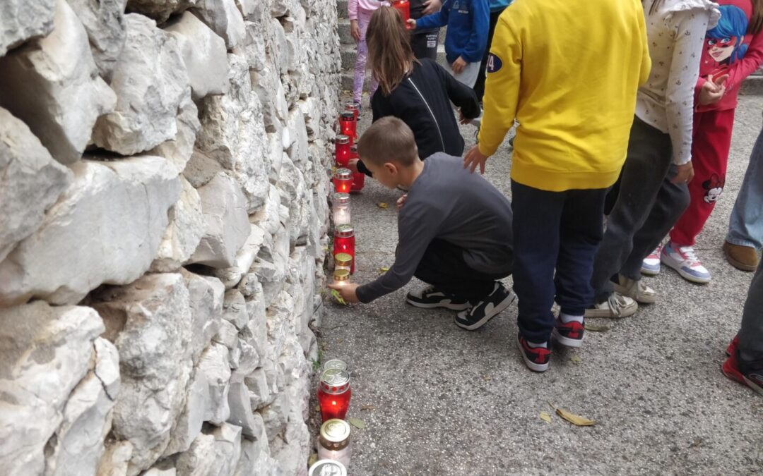 Paljenjem svijeća učenici obilježili Dan sjećanja na žrtve Domovinskog rata i Dan sjećanja na žrtvu Vukovara i Škabrnje