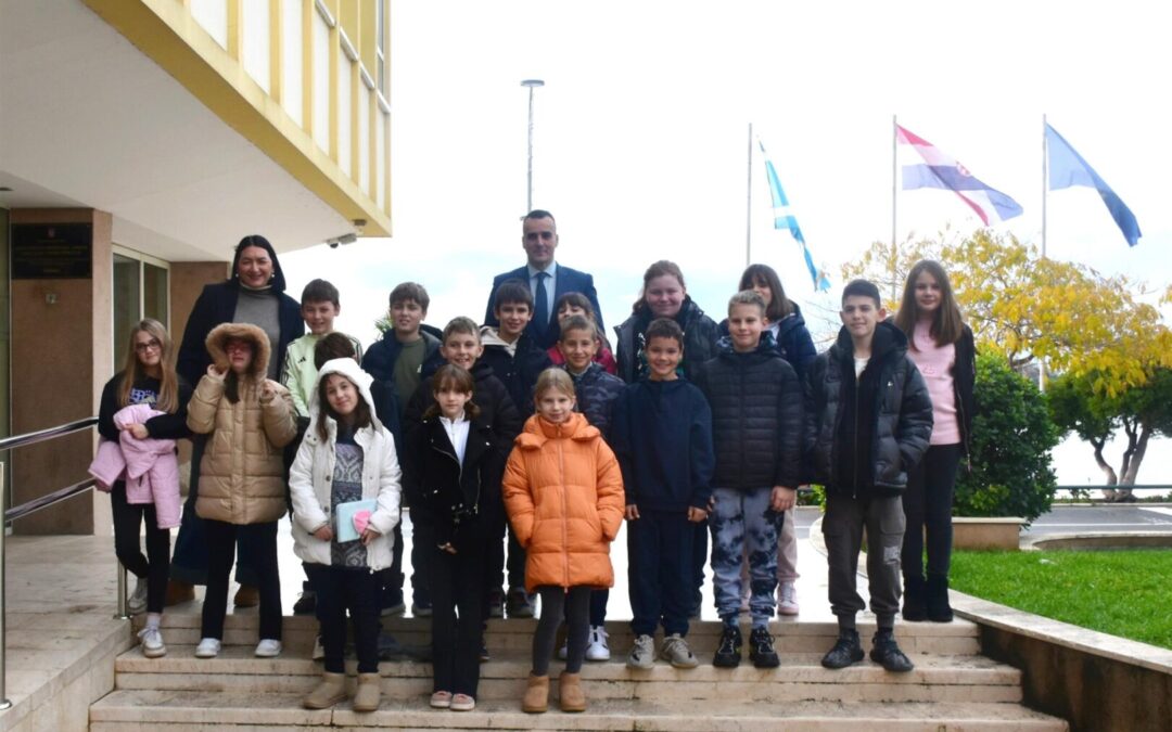Učenici 4. b razreda na prijemu kod župana Rakića